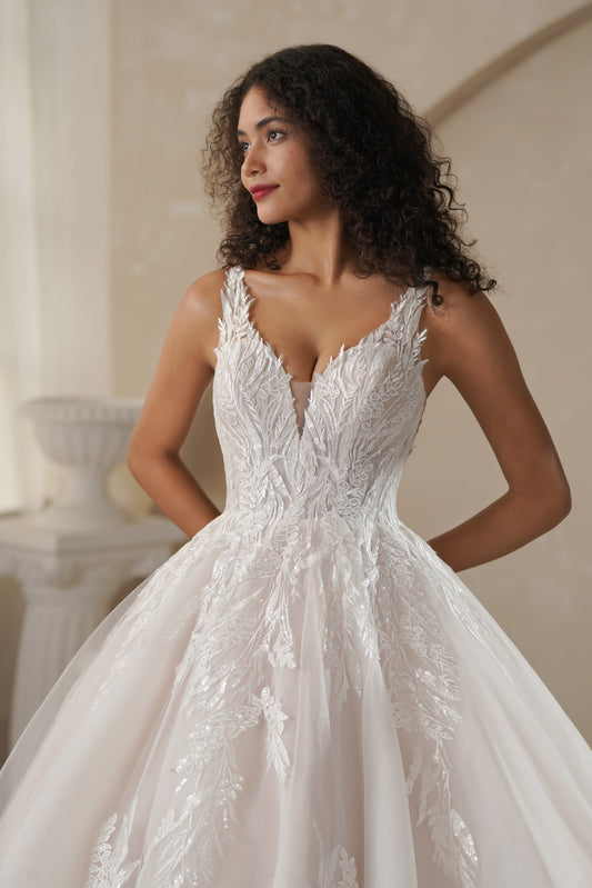Boho wedding dress for bridal with V -neck design and applique lace