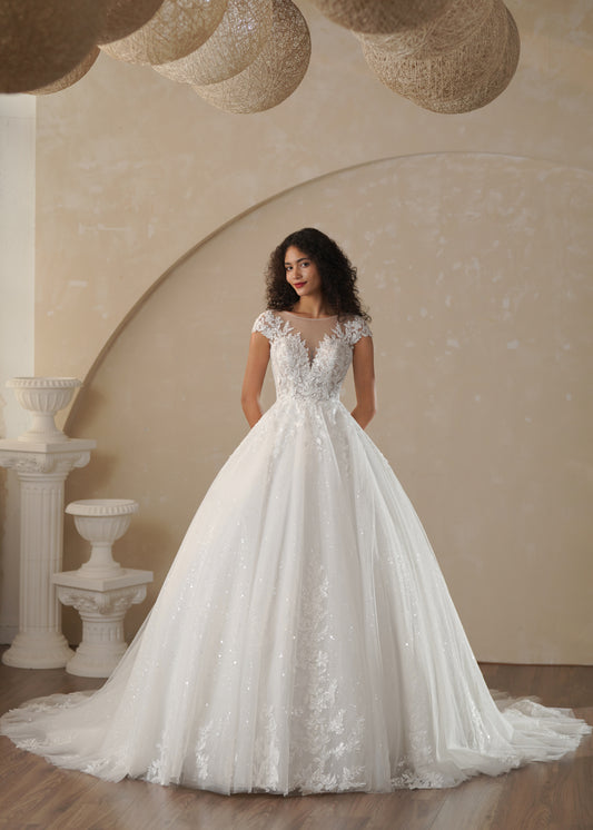 Boho wedding dress for bridal with sweetheart design and applique lace