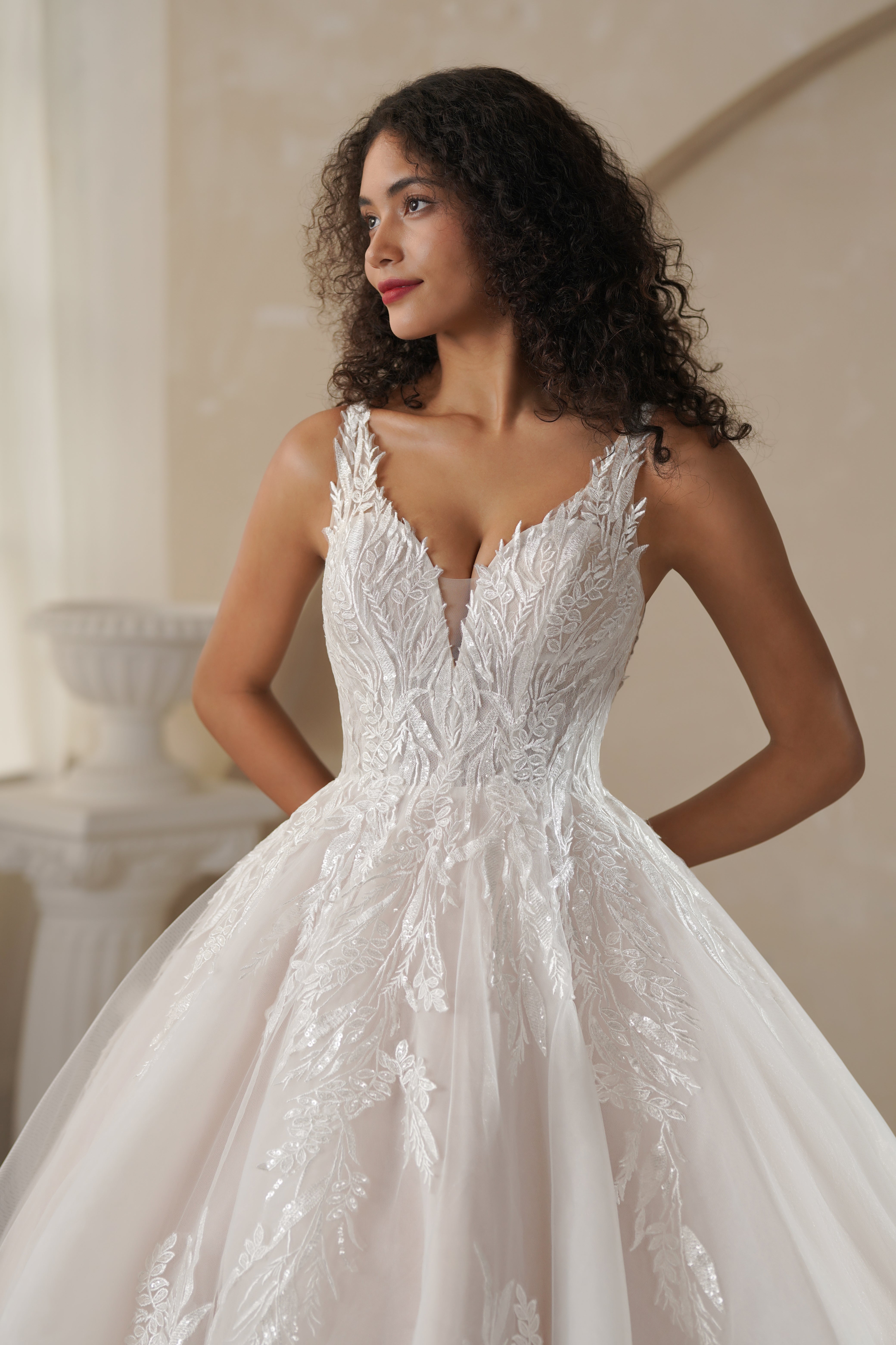 Boho wedding dress for bridal with V -neck design and applique lace