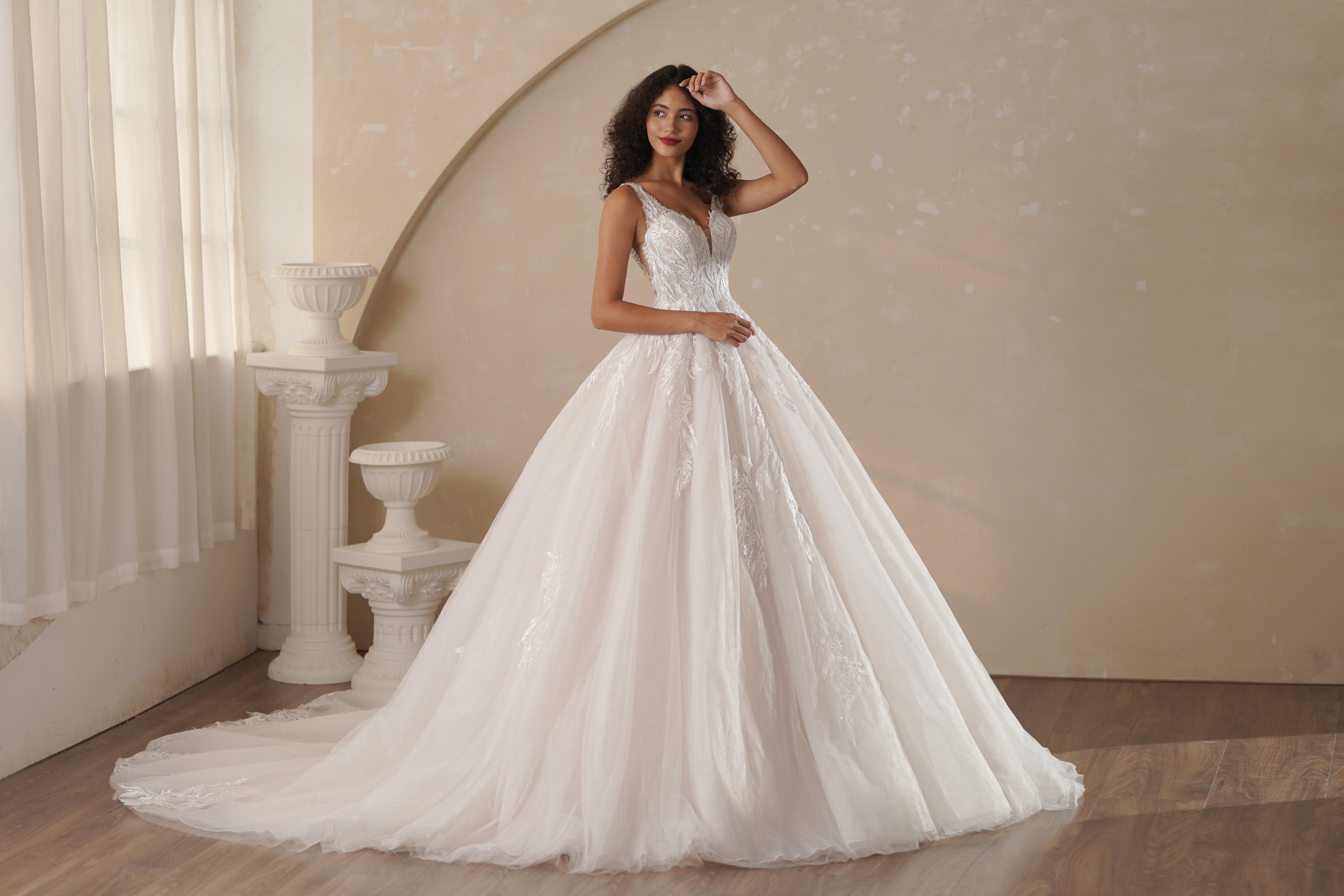 Boho wedding dress for bridal with V -neck design and applique lace