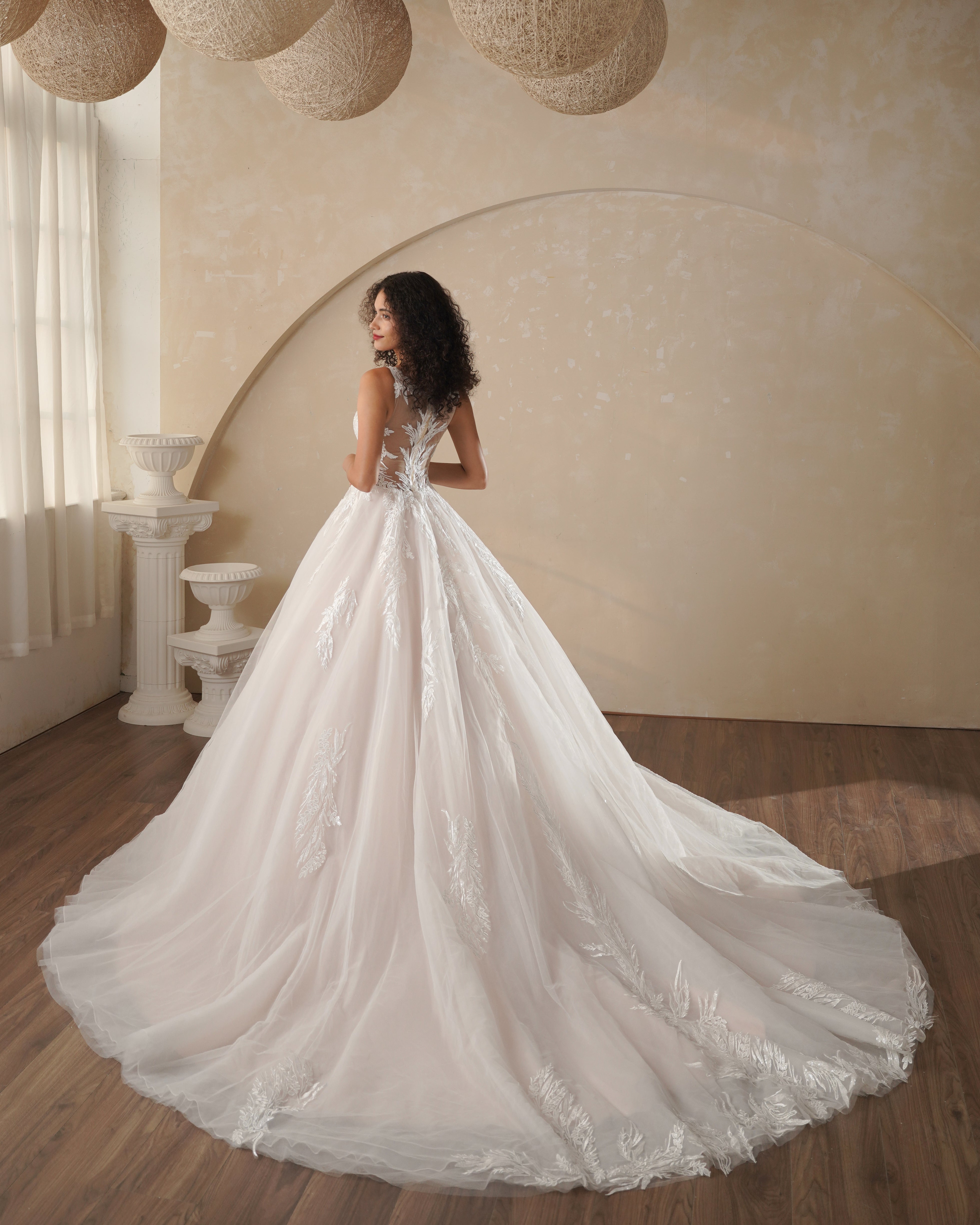 Boho wedding dress for bridal with V -neck design and applique lace